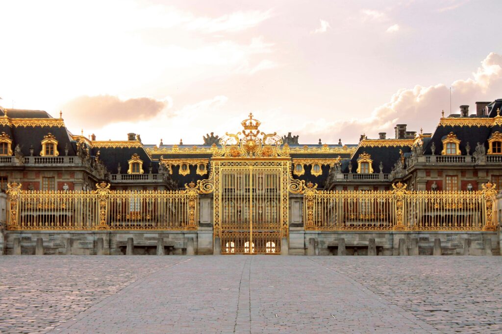 What is in the Palace of Versailles and Who lived in the Palace of Versailles