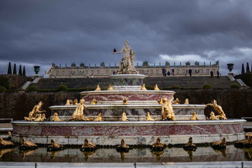 What is in the Palace of Versailles and Who lived in the Palace of Versailles