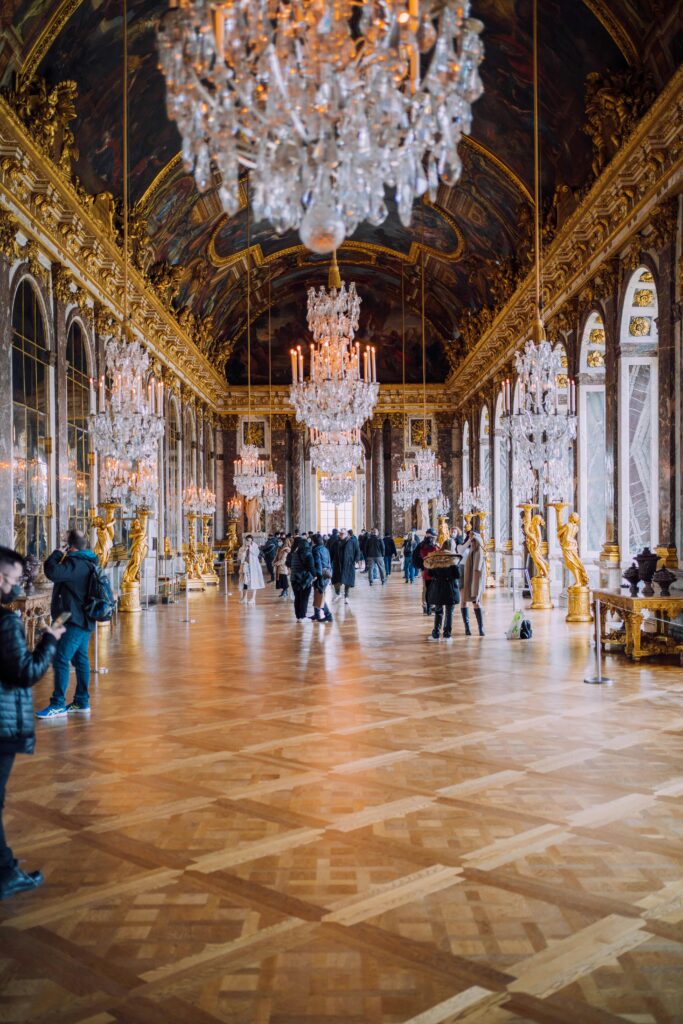 What is in the Palace of Versailles and Who lived in the Palace of Versailles
